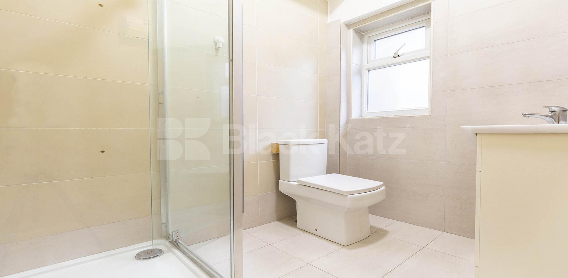 Studio property located within a secure gated development High Street , Hornsey 